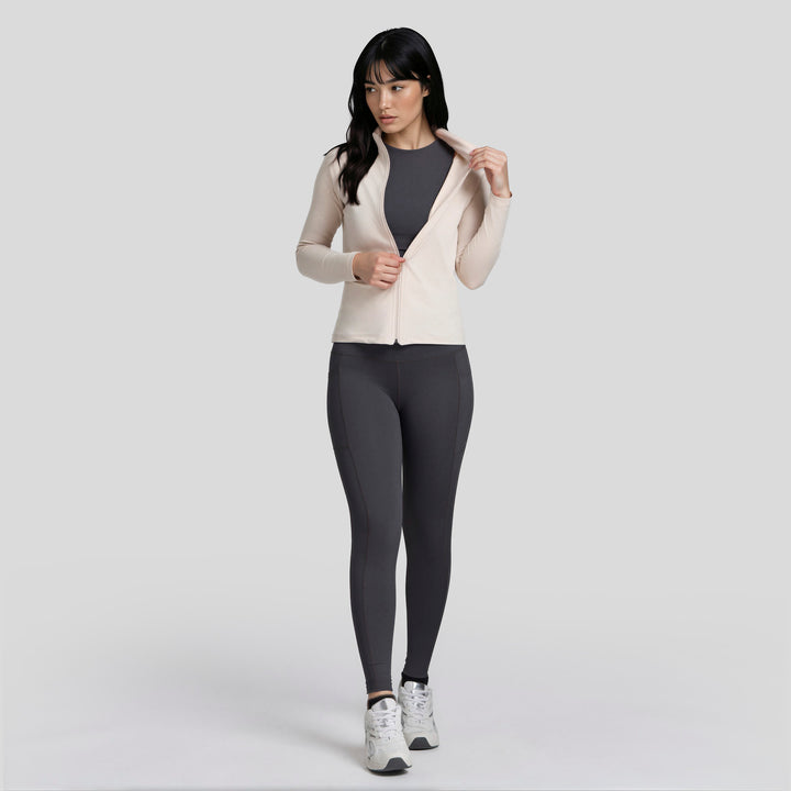Chamarra deportiva de mujer beige con cierre frontal y diseño entallado