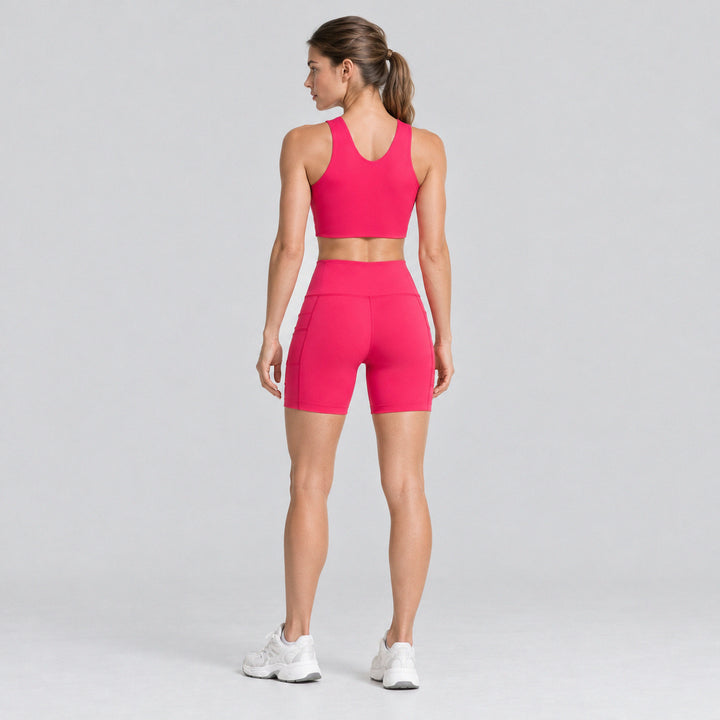 Conjunto de top deportivo sin mangas y short biker fucsia, vista lateral