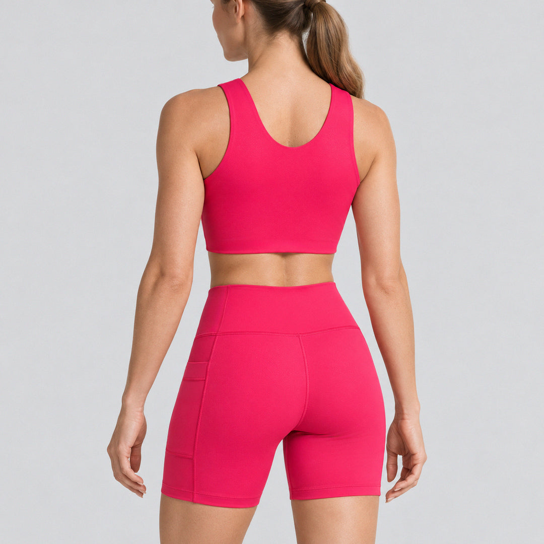 Conjunto deportivo fucsia por detrás: top sin mangas de cuello alto y biker