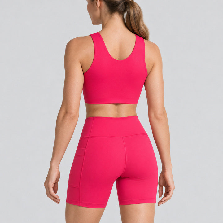 Conjunto deportivo fucsia por detrás: top sin mangas de cuello alto y biker