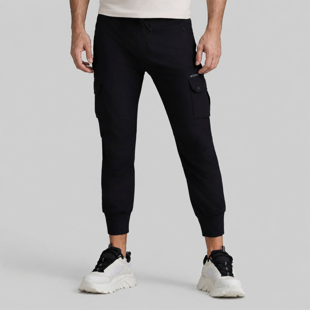Pantalón jogger cargo negro con bolsillos cargo y tobillos ajustados