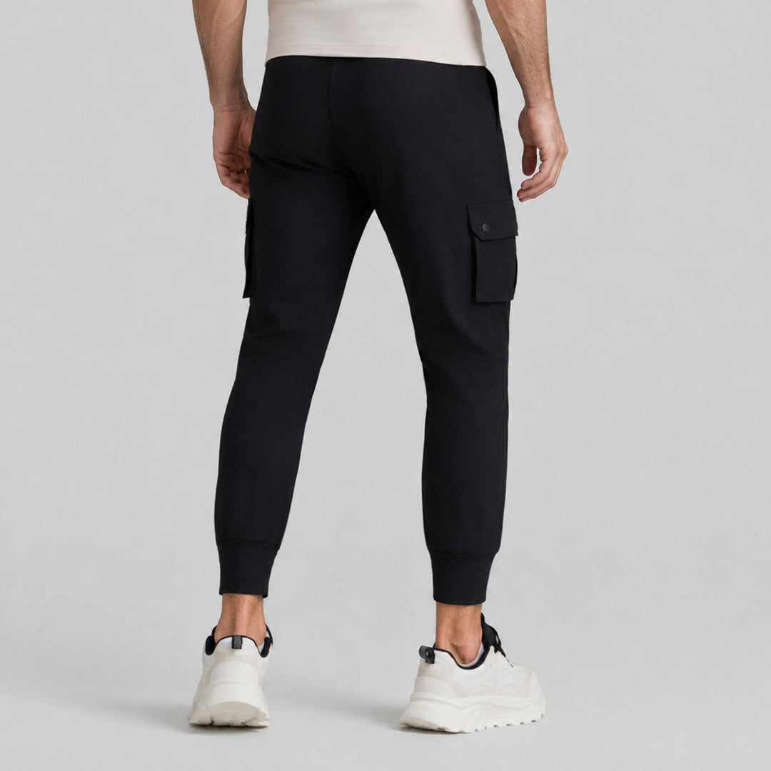 Pantalón jogger cargo negro con bolsillo en la pierna y puños en el tobillo