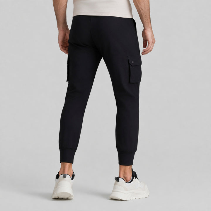 Pantalón jogger cargo negro con bolsillo en la pierna y puños en el tobillo