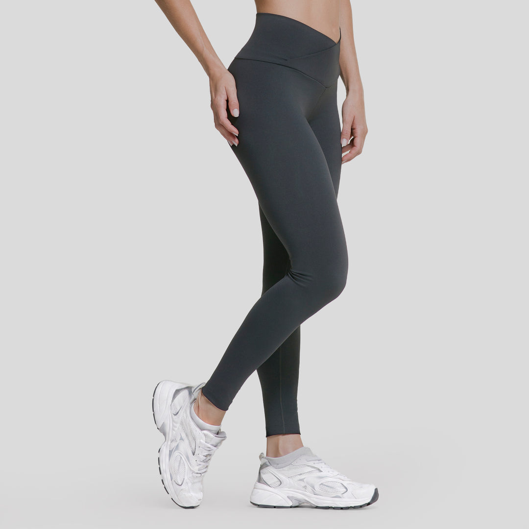 Leggings deportivos negros de mujer con pretina V y paneles laterales