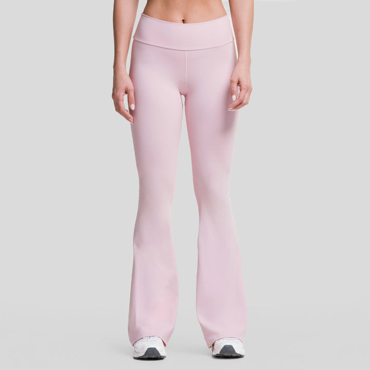 Leggings deportivos acampanados mujer rosa claro, vista frontal con costuras visibles