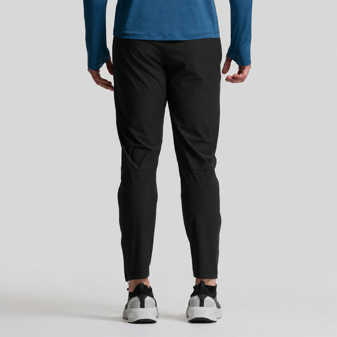 Pantalón deportivo hombre negro, vista trasera, costuras visibles y tobillos