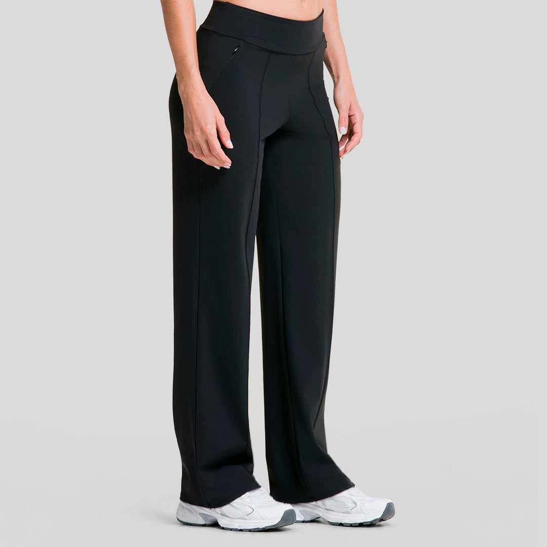 Pantalón deportivo mujer pierna ancha negro, vista lateral, tiro medio y dobladillo