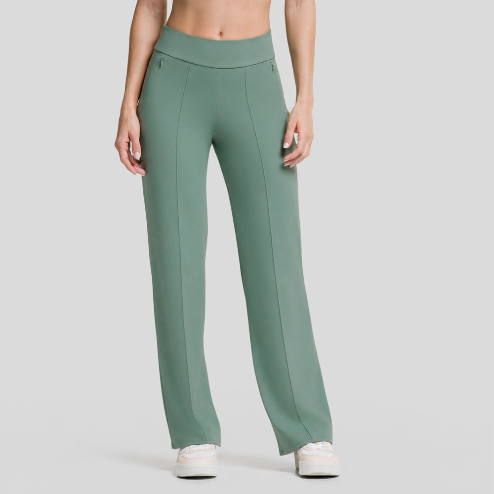 Pantalón deportivo mujer pierna ancha verde, vista frontal con bolsillos discretos