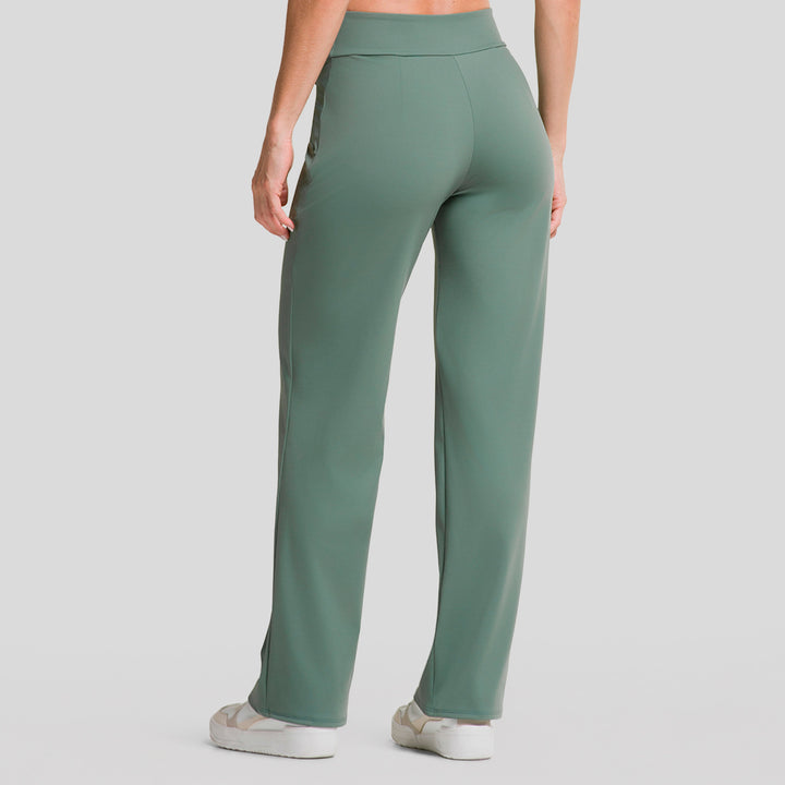 Pantalón deportivo mujer pierna ancha verde, vista frontal de la pierna y dobladillo