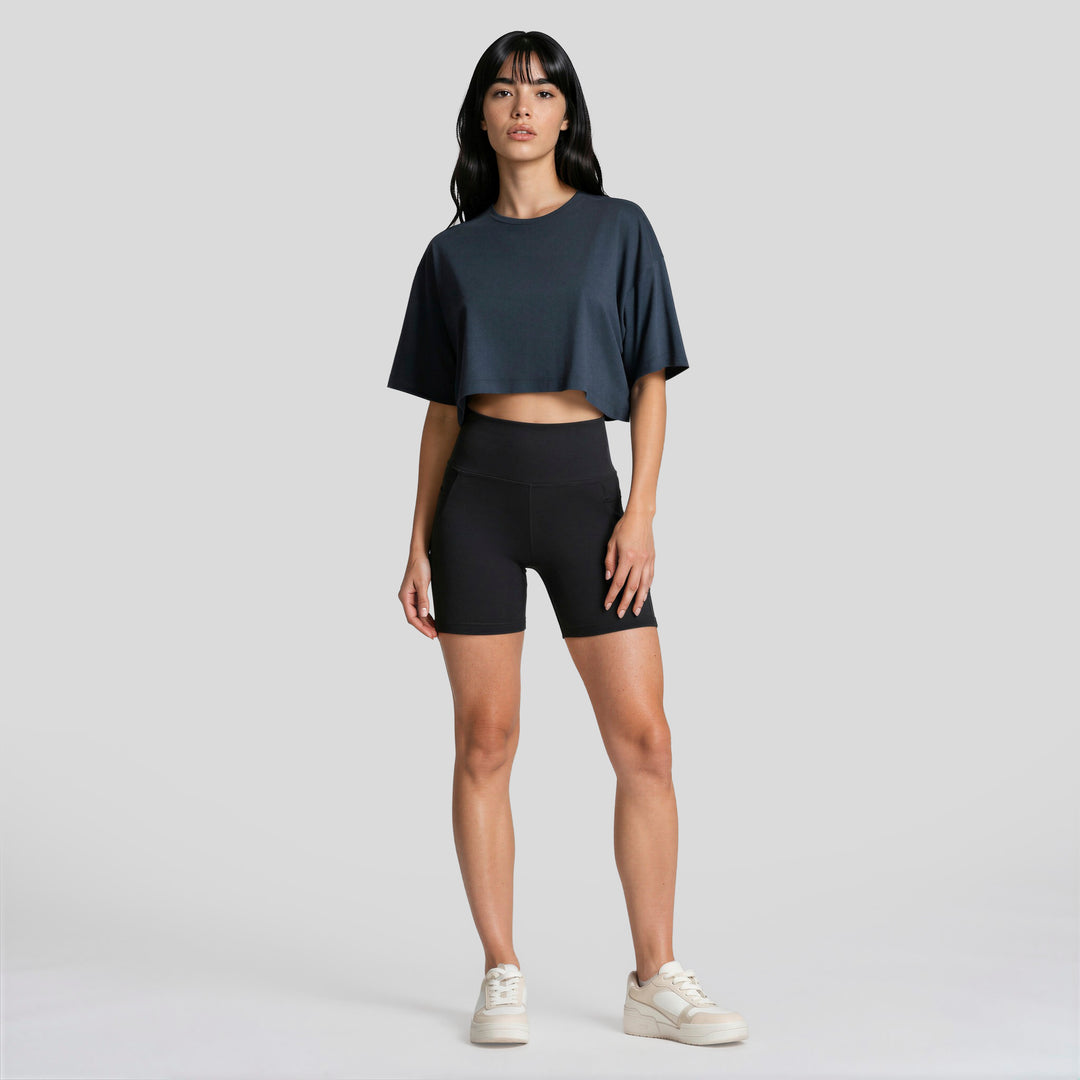 Conjunto deportivo mujer: playera corta azul marino y short ajustado negro