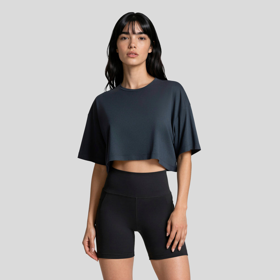 Playera corta azul marino de manga suelta y short ajustado negro para mujer