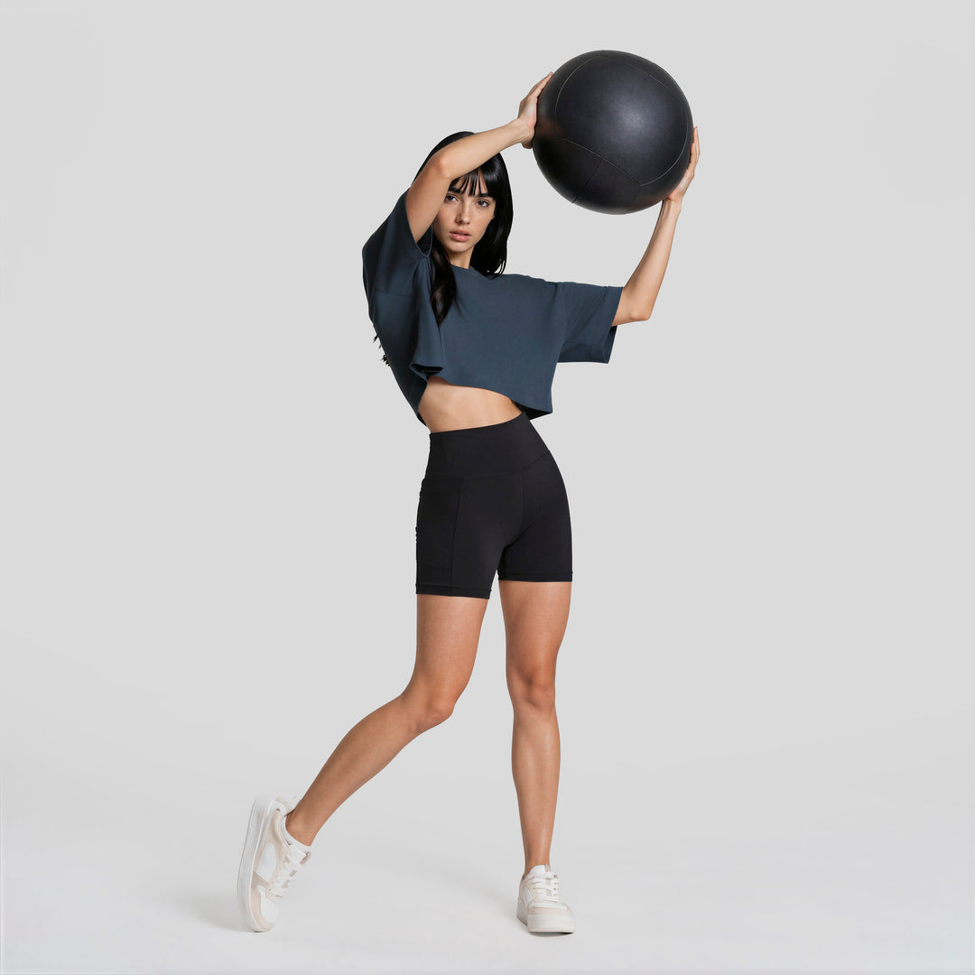 Conjunto deportivo mujer azul marino: playera corta y short ajustado negro