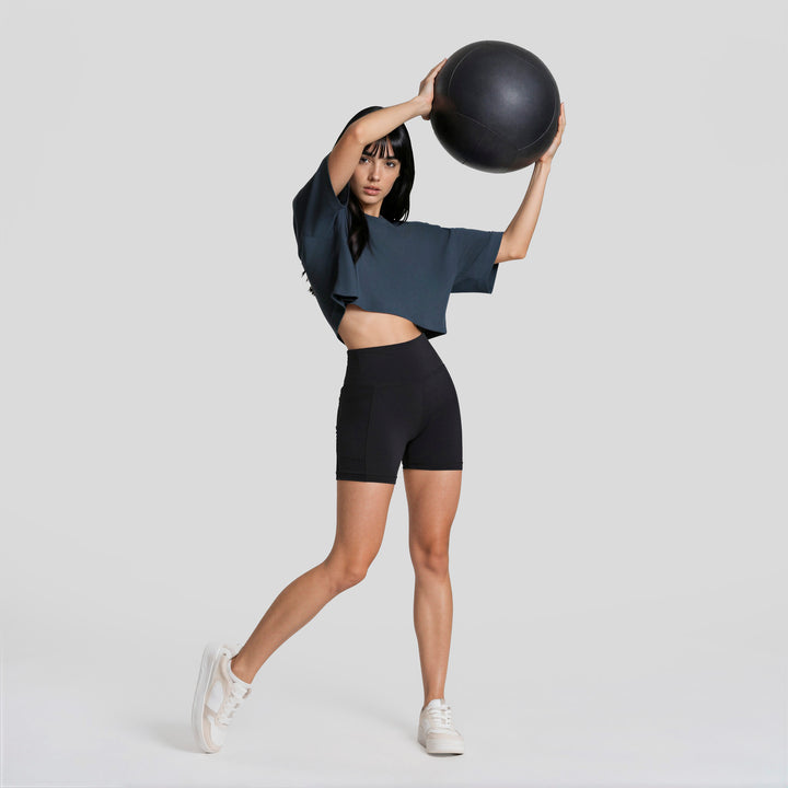 Conjunto deportivo mujer azul marino: playera corta y short ajustado negro
