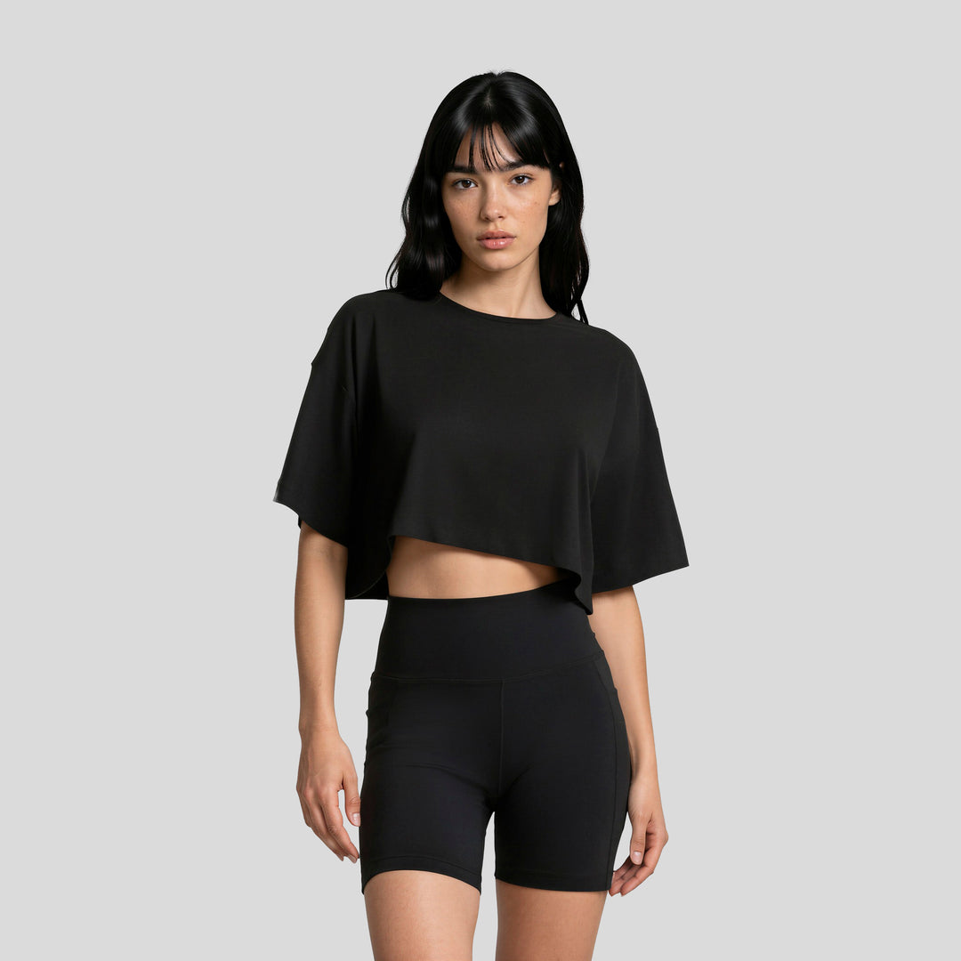 Conjunto mujer negro: playera corta holgada y short ajustado de cintura alta