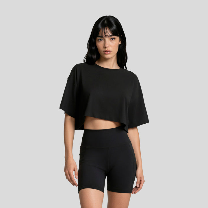 Conjunto mujer negro: playera corta holgada y short ajustado de cintura alta