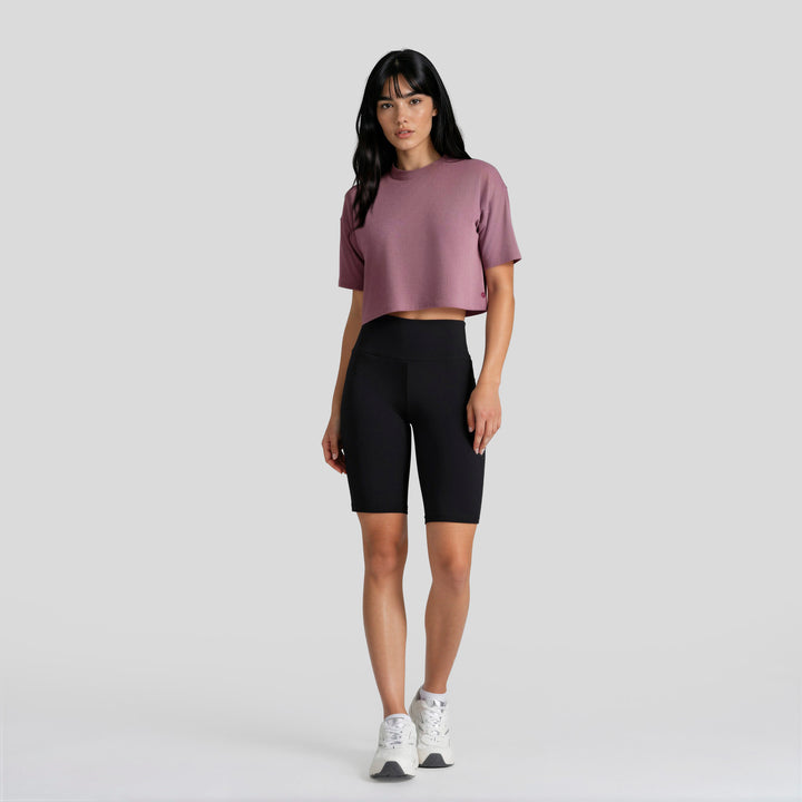 Conjunto mujer: playera corta rosa y short ajustado negro de cintura alta