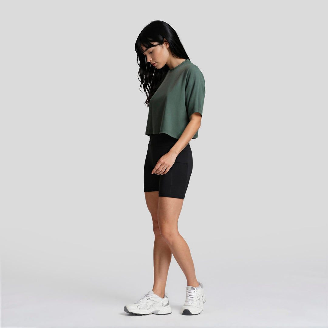 Playera corta casual mujer verde oscuro, perfil lateral y dobladillo recortado