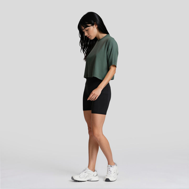 Playera corta casual mujer verde oscuro, perfil lateral y dobladillo recortado