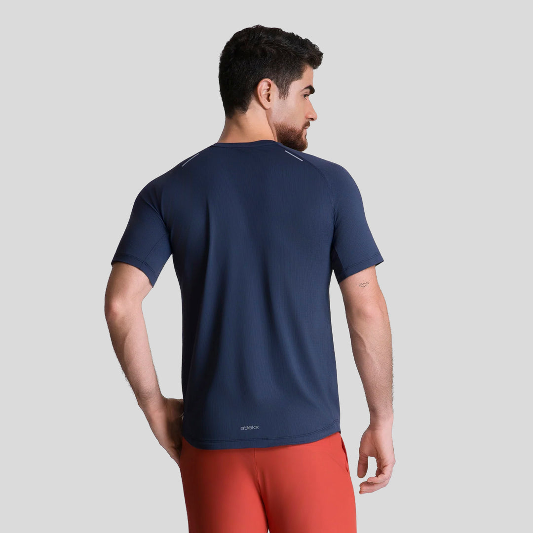 Playera deportiva azul marino para hombre vista trasera, manga corta
