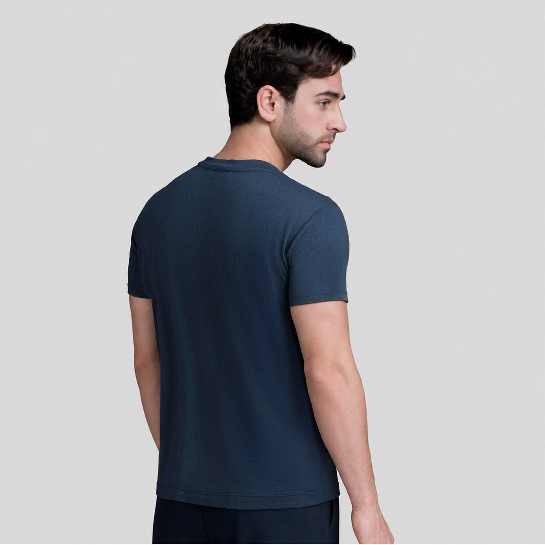 Playera casual ATLEKX azul marino para hombre, vista trasera, cuello redondo.