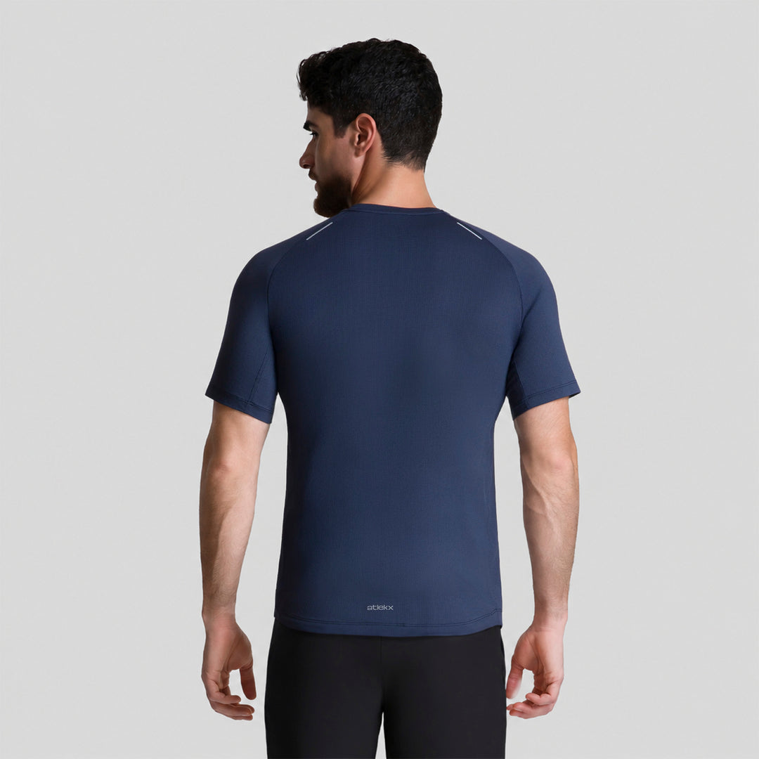 Playera deportiva azul marino para hombre, vista trasera con logotipo pequeño