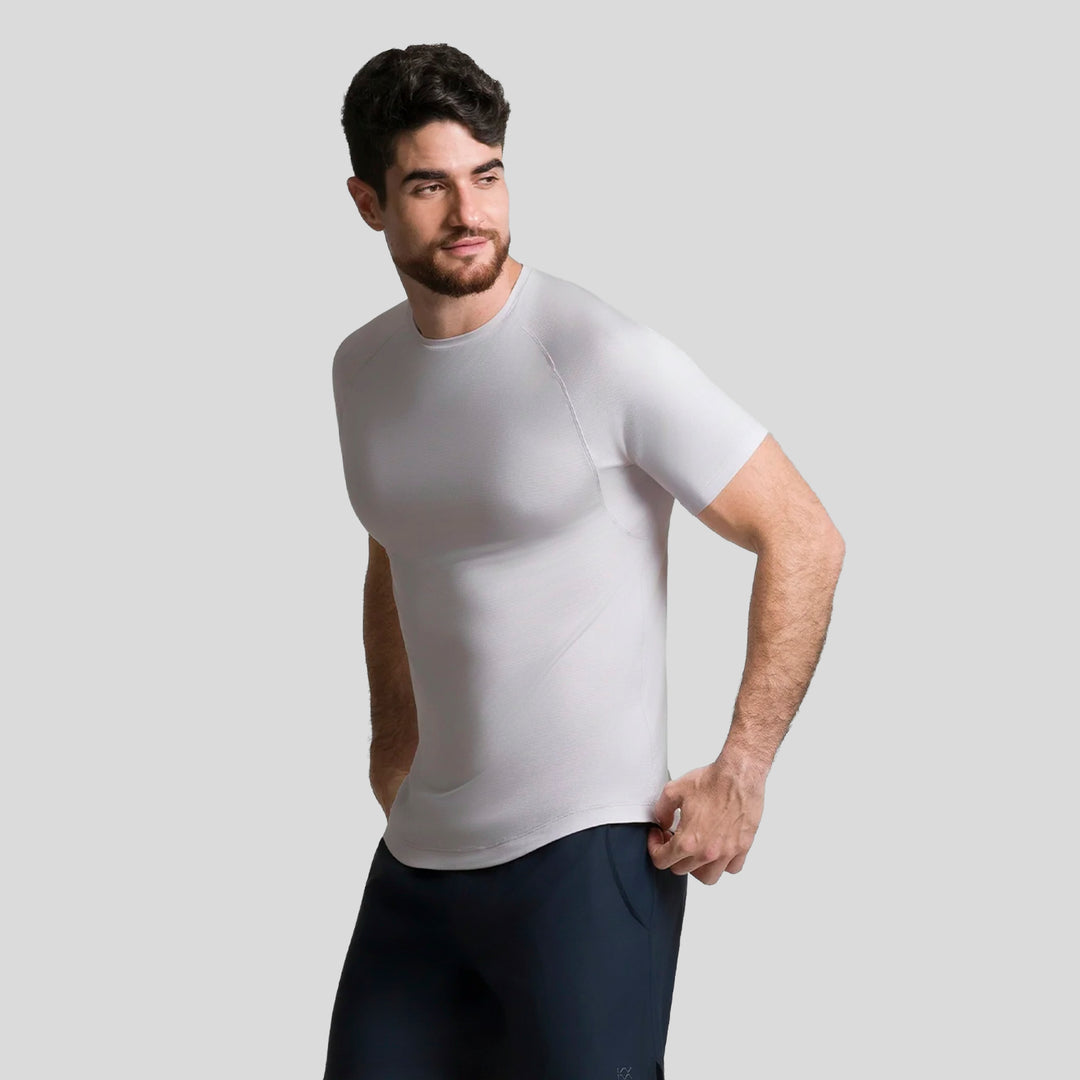 Playera deportiva blanca para hombre con ajuste ceñido de manga corta