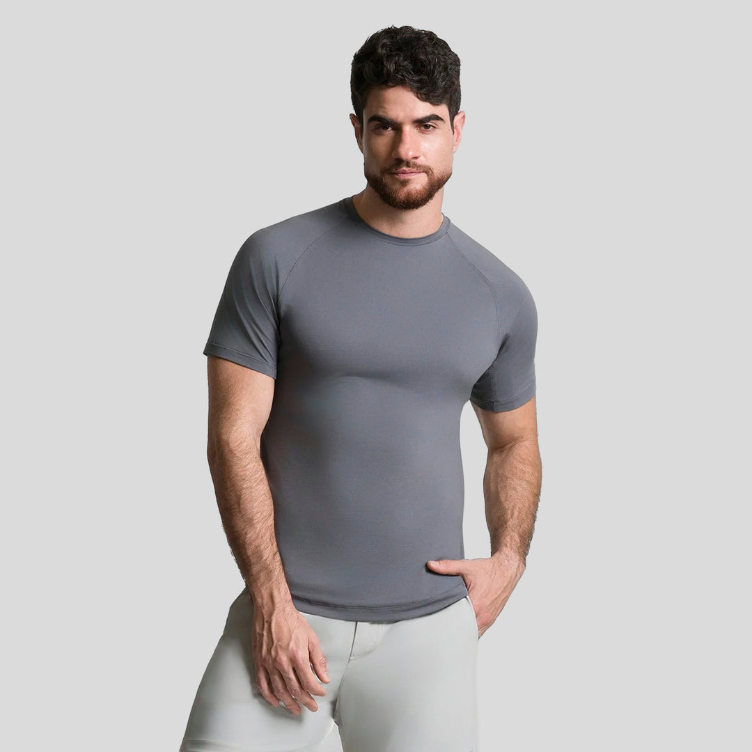Playera deportiva de hombre gris oscuro, cuello redondo y manga corta ajustada