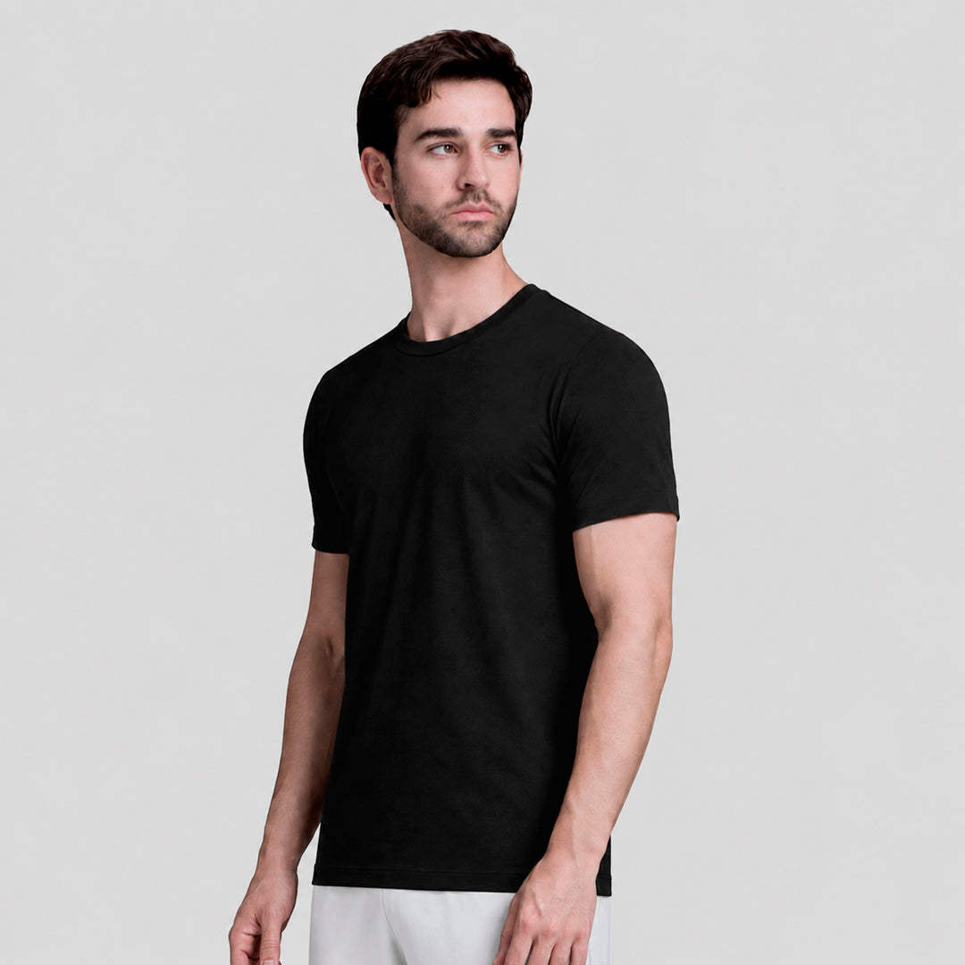Playera casual de hombre negra con cuello redondo y manga corta, vista lateral