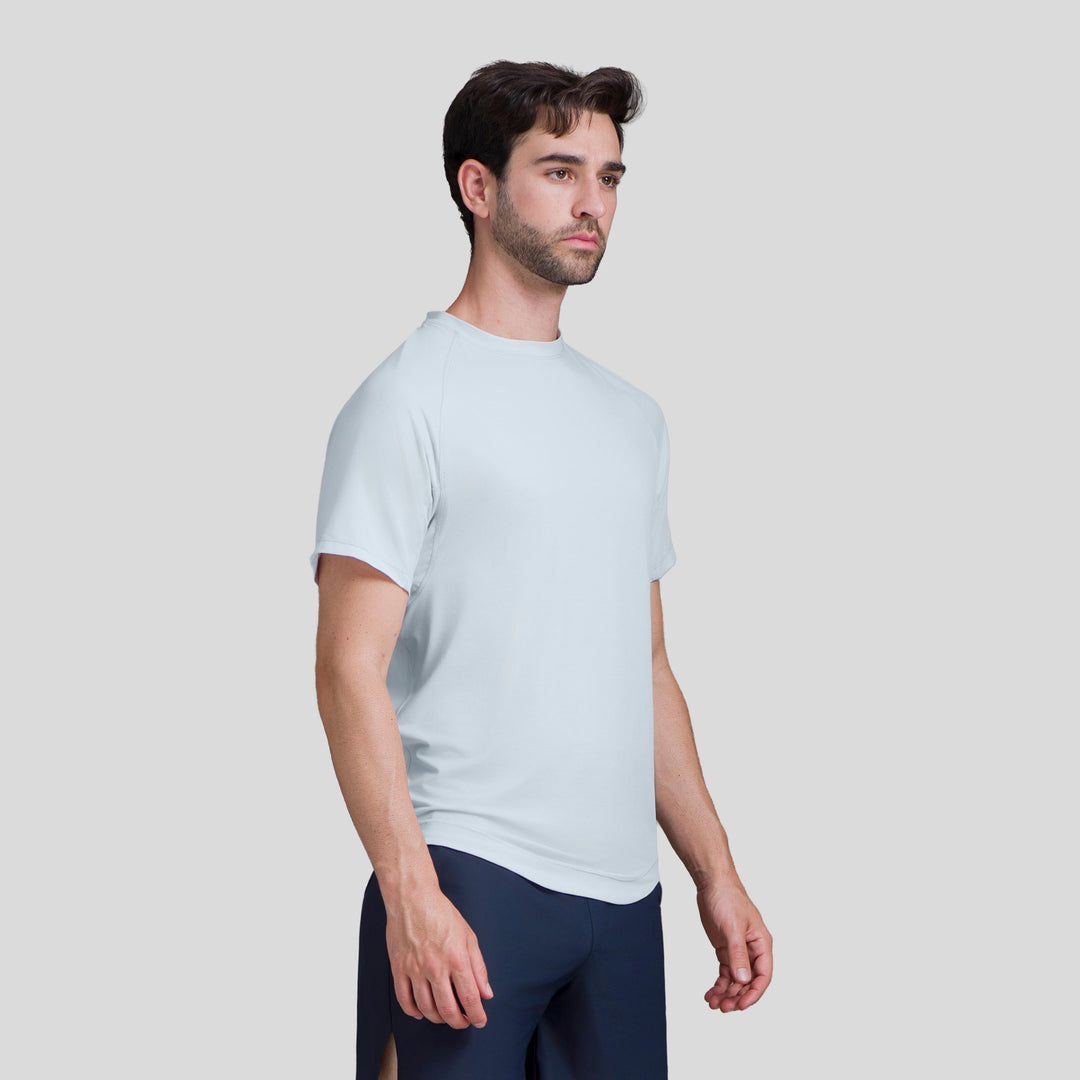 Playera deportiva de hombre azul claro, vista lateral, cuello redondo y manga corta