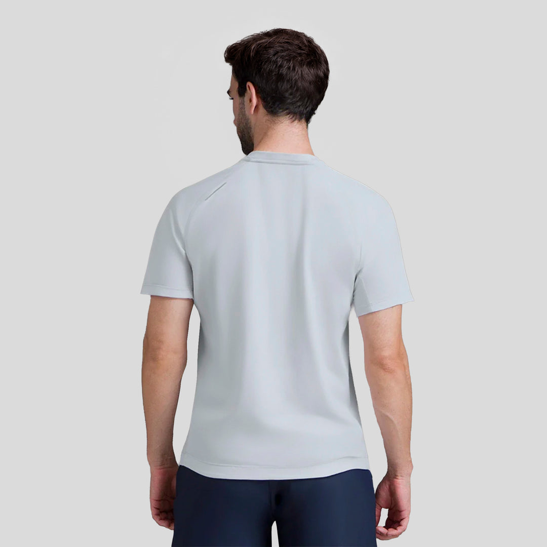 Playera deportiva de hombre azul claro vista trasera, cuello redondo y manga corta