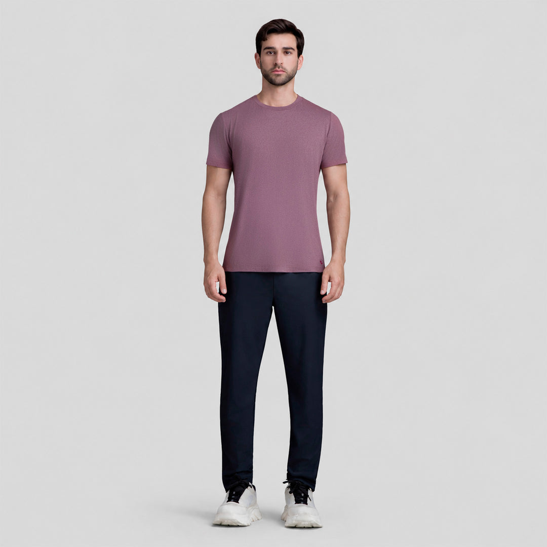 Playera casual de hombre vino con cuello redondo y manga corta, vista de cuerpo completo