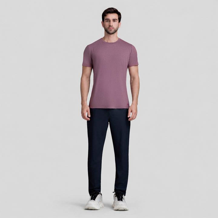 Playera casual de hombre vino con cuello redondo y manga corta, vista de cuerpo completo