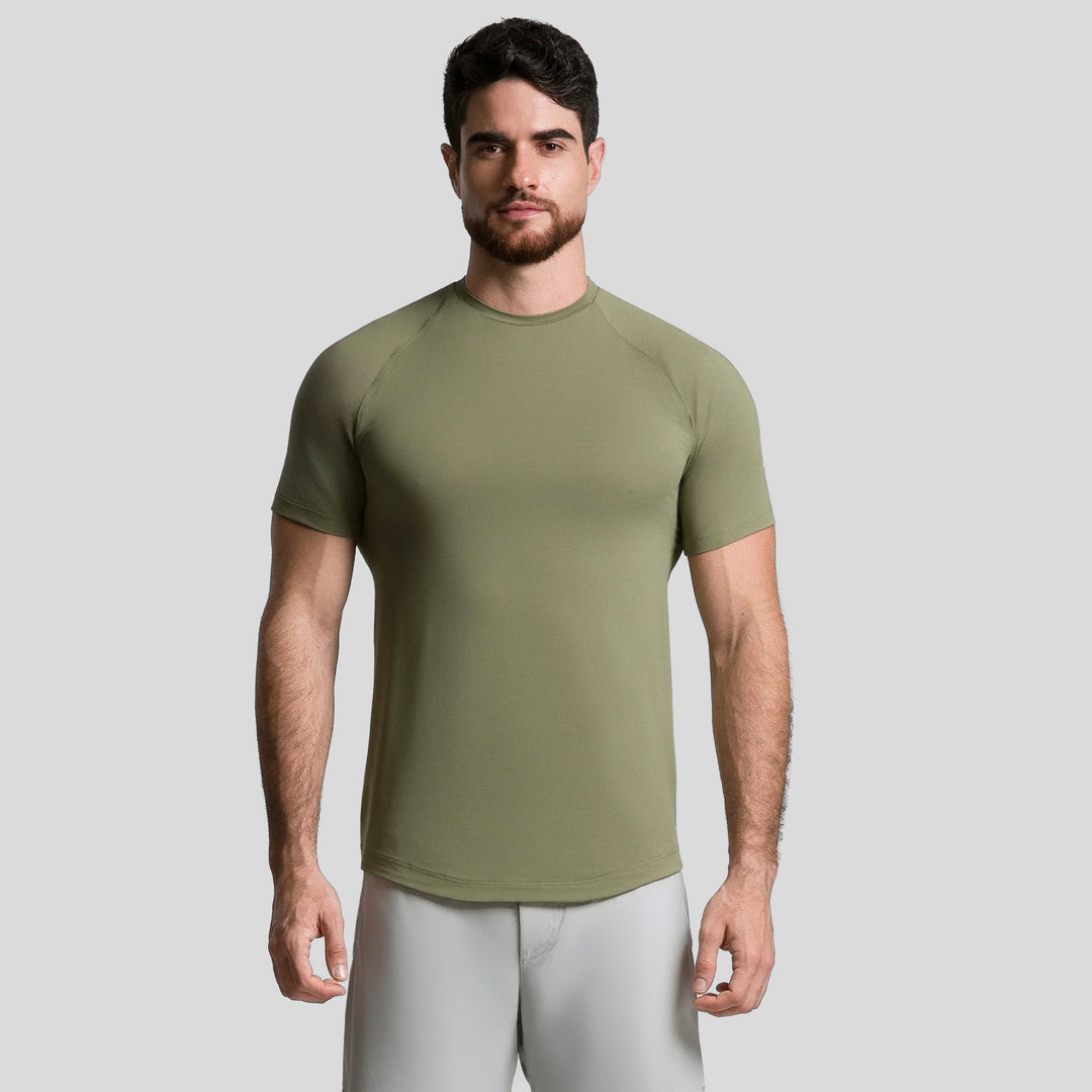 Playera deportiva de hombre verde oliva, cuello redondo y manga corta ajustada