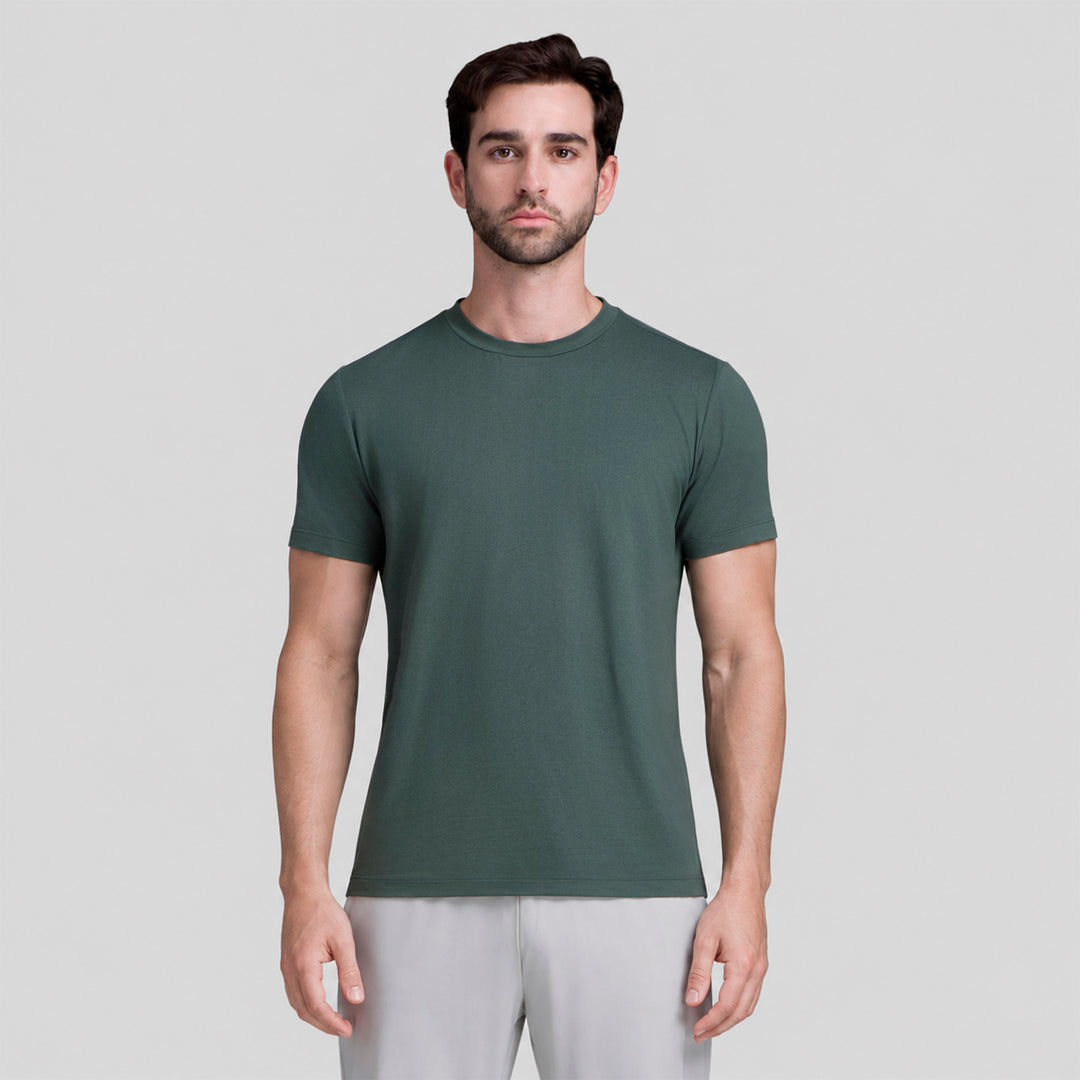 Playera casual de hombre verde con cuello redondo y manga corta, vista frontal