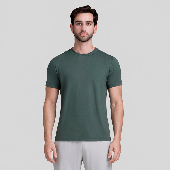 Playera casual de hombre verde con cuello redondo y manga corta, vista frontal