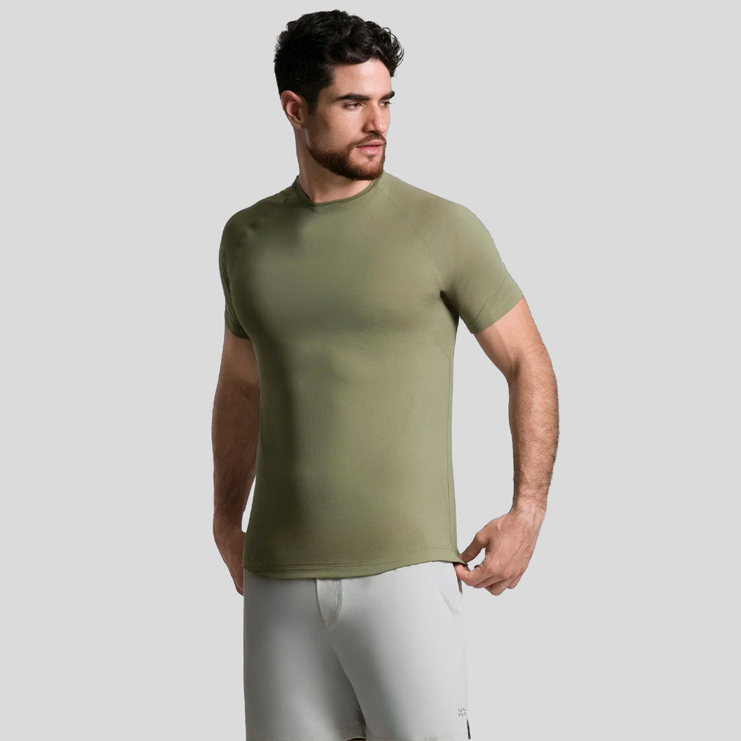 Playera deportiva de hombre verde oliva, vista lateral con manga corta y cuello redondo