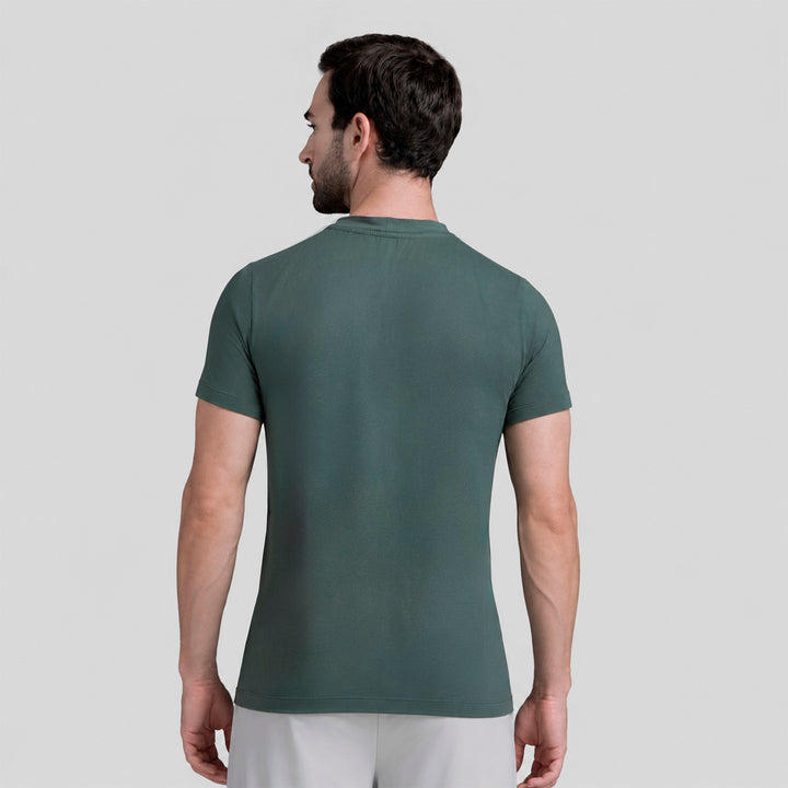 Playera casual de hombre verde con cuello redondo y manga corta, vista trasera