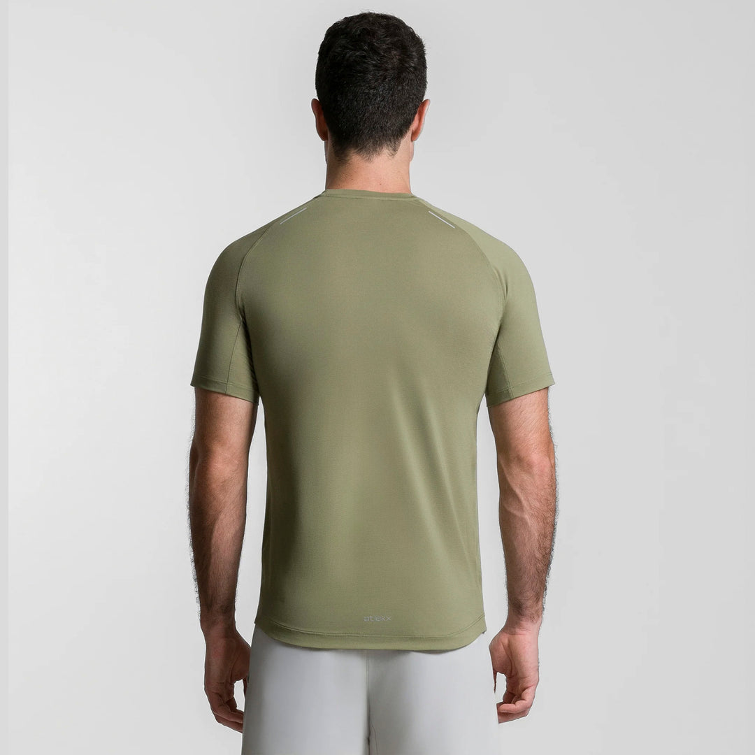 Playera deportiva de hombre verde oliva vista trasera, cuello redondo y manga corta