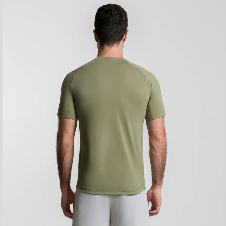 Playera deportiva de hombre verde oliva vista trasera, cuello redondo y manga corta