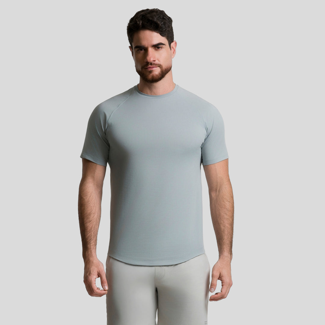 Playera deportiva hombre gris azulado con cuello redondo y manga corta
