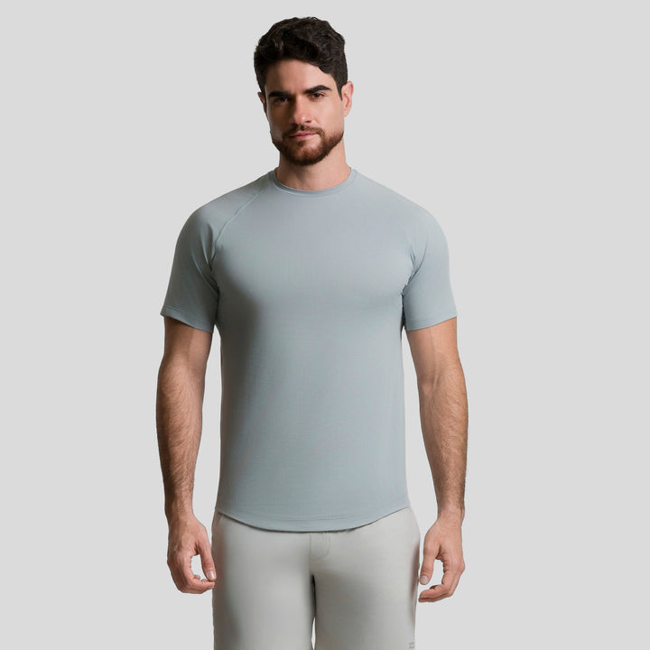 Playera deportiva hombre gris azulado con cuello redondo y manga corta