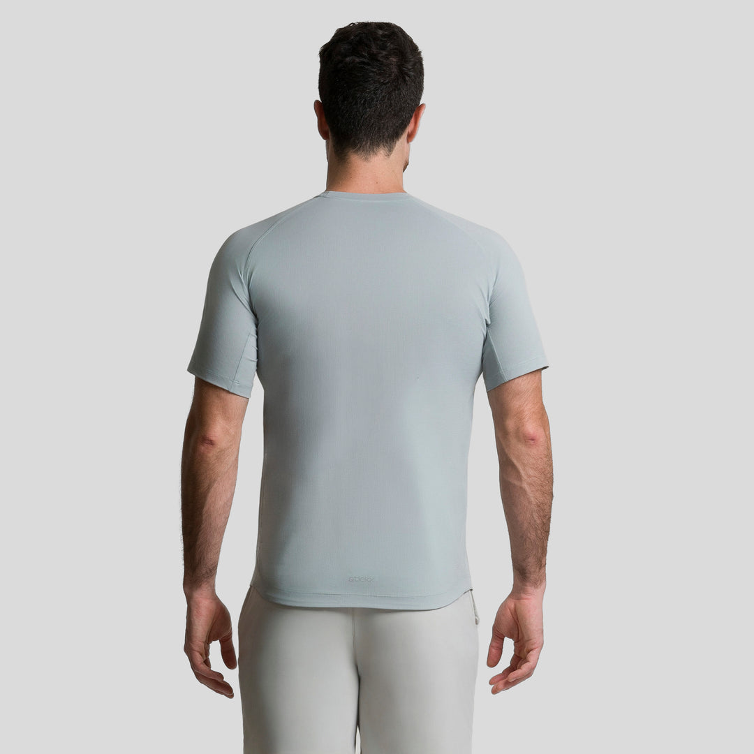 Playera deportiva hombre gris azulado con cuello redondo y vista trasera