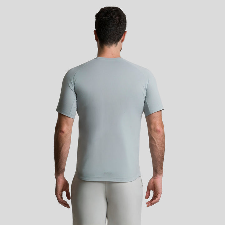 Playera deportiva hombre gris azulado con cuello redondo y vista trasera
