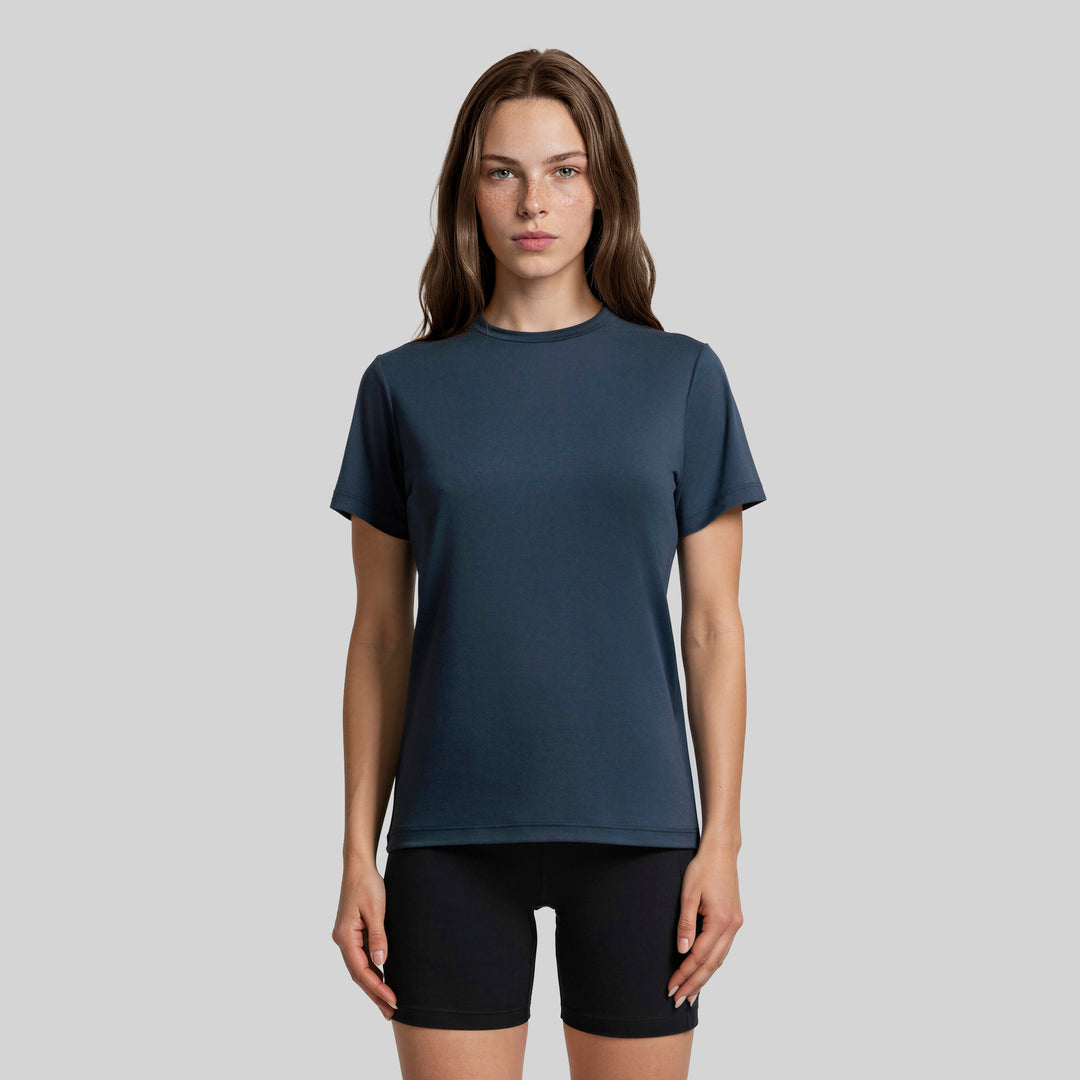 Playera casual de mujer azul marino, vista frontal con ajuste entallado