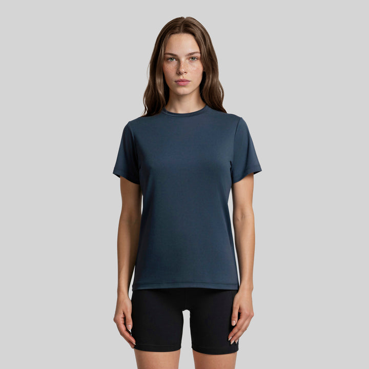Playera casual de mujer azul marino, vista frontal con ajuste entallado