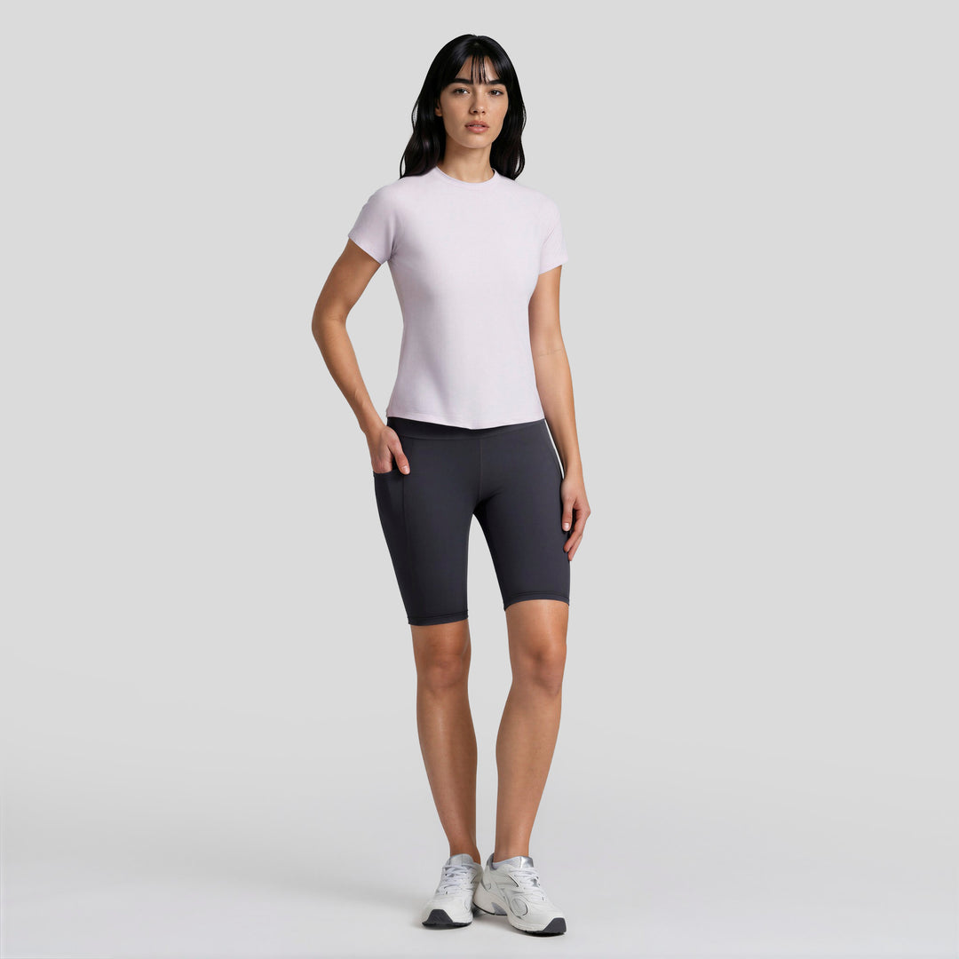 Playera deportiva de mujer color lila, manga corta y cuello redondo.