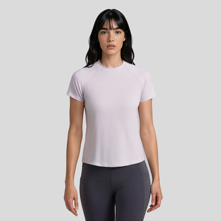 Playera deportiva de mujer lila, manga corta y cuello redondo, ajuste entallado.
