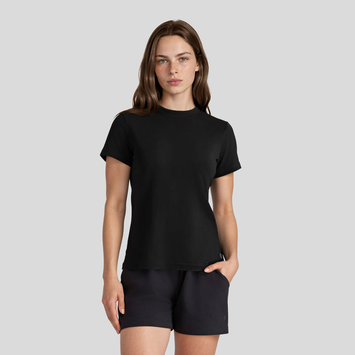Playera casual de mujer negra, vista frontal con dobladillo recto