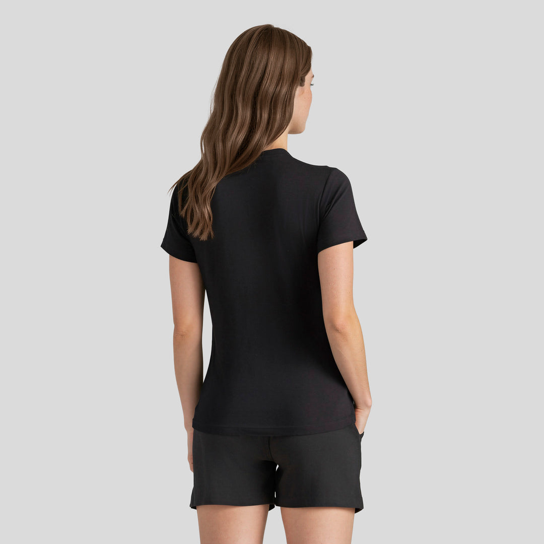 Playera casual de mujer negra, vista trasera con manga corta