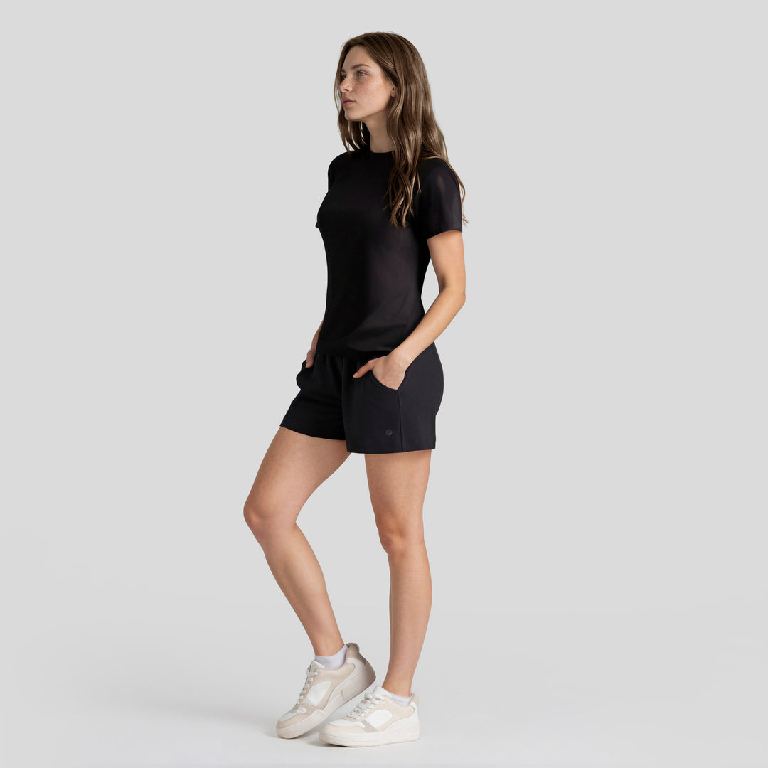 Playera casual de mujer negra, vista lateral con manga corta